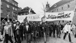 1 maja 1982 r. - demonstranci na pl. Zamkowym w Warszawie. PAP/CAF