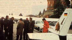 Mathias Rust po wylądowaniu na Placu Czerwonym w Moskwie. Źródło: Wikipedia