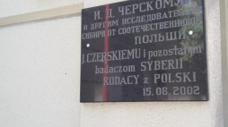 Tablica na budynku Muzeum Bajkalskiego w Listwiance informująca o badaczach-Polakach. Fot. PAP/A. Wróbel
