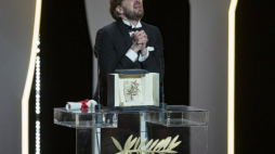 Ruben Oestlund, reżyser filmu "The Square", otrzymał Złotą Palmę 70. Międzynarodowego Festiwalu Filmowego w Cannes. Fot. PAP/EPA