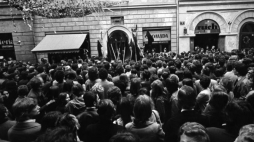 Uczestnicy "Czarnego marszu" przed kamienicą przy ul. Szewskiej 7 w Krakowie, gdzie 7 maja 1977 znaleziono zwłoki Stanisława Pyjasa. 15.05.1977. Fot. PAP/S. Markowski 