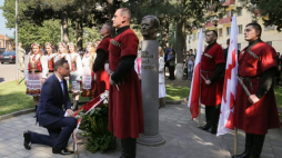 Prezydent Andrzej Duda składa wieniec przed pomnikiem Lecha Kaczyńskiego w Tbilisi. Fot. PAP/P. Supernak