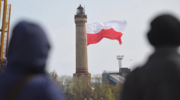 Biało-czerwona flaga na latarni morskiej w Świnoujściu. Fot. PAP/M. Bielecki