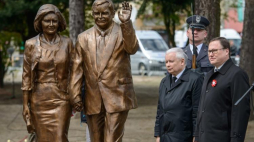 Prezes PiS Jarosław Kaczyński (2P) oraz senator PiS Grzegorz Bierecki (P) podczas odsłonięcia pomnika pary prezydenckiej Marii i Lecha Kaczyńskich w Białej Podlaskiej. Fot. PAP/W. Pacewicz