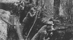Legioniści w okopach na pozycjach strzeleckich na froncie wschodnim nad Styrem - pozycje pod Kostiuchnówką. Lipiec 1916 r.Fot. NAC