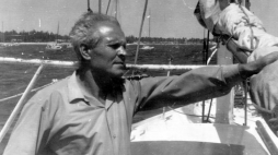 Leonid Teliga oczekuje na zakończenie remontu jachtu "Opty". Senegal, Dakar, 22.02.1969. Fot. PAP