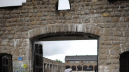Ocalały więzień w byłym niemieckim obozie koncentracyjnym Mauthausen. 2011 r. Fot. PAP/Jacek Turczyk 