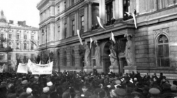 Manifestacja przed siedzibą pierwszego rządu w niepodległej Polsce – Warszawa, 14 listopada 1918 r. Fot. CAW/WBH