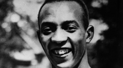 Jesse Ouens, lekkoatleta amerykański, 4-krotny mistrz olimpijski - Berlin 1936 (100 m i 200 m, skok w dal, 4 × 100 m), wielokrotny rekordzista świata. Fot. PAP/CAF