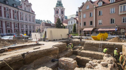 Prace archeologiczne na placu Kolegiackim w Poznaniu. Fot. PAP/B. Jankowski