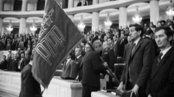 Wyprowadzenie sztandaru PZPR podczas ostatniego, XI Zjazdu partii. 29 stycznia 1990 r. Fot. PAP/D. Kwiatkowski