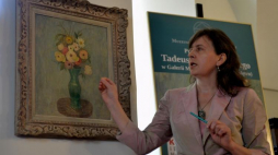 Kustosz Maria Stopyra podczas prezentacji obrazu ,,Anemony w zielonym wazonie" autorstwa Tadeusza Makowskiego, zaprezentowanego 11 bm. w Muzeum Okręgowym w Rzeszowie. Fot. PAP/D. Delmanowicz