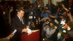 Lech Wałęsa głosuje w wyborach do Sejmu X kadencji i Senatu. Gdańsk, 1989.06.04. Fot. PAP/J. Bogacz