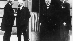 Konferencja pokojowa w Wersalu - od prawej: prezydent USA Thomas Woodrow Wilson, premier Francji Georges Clemenceau, premier Włoch Wittorio Orlando, premier Anglii George David Lloyd. 28.06.1919. Fot. NAC