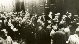 Więźniowie z pierwszego transportu Polaków do KL Auschwitz na dworcu kolejowym w Tarnowie. Fot. Państwowe Muzeum Auschwitz-Birkenau