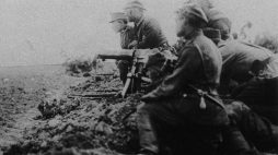 Żołnierze z polskim karabinem maszynowym na polu bitwy pod Radzyminem. Warszawa 1920 r. Fot. PAP/Archiwum