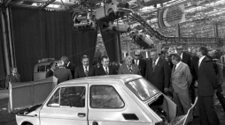 I sekretarz KC PZPR Edward Gierek przy taśmie produkcyjnej samochodu Fiat 126p w FSM Tychy. Tychy 09.1975. 