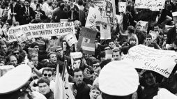 Demonstracje studentów w Berlinie Zachodnim z 2 czerwca 1967 r. Źródło: Bundesarchiv