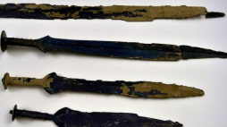Miecze z brązu sprzed ponad 3 tys. lat, znalezione w Nowym Żmigrodzie w Beskidzie Niskim. Fot. PAP/D. Delmanowicz