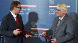 Minister spraw zagranicznych Witold Waszczykowski i prezes Instytutu Pamięci Narodowej Jarosław Szarek podczas podpisania porozumienia o współpracy MSZ i IPN w Warszawie. Porozumienie ma przyczynić się do upowszechniania wiedzy o najnowszej historii Polski poza granicami kraju. Fot. Warszawa, 26.06.2017. PAP/R. Pietruszka 