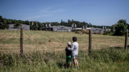 Widok na teren byłego niemieckiego obozu koncentracyjnego w Letach, na którym obecnie znajduje się przemysłowa chlewnia. Fot. PAP/EPA