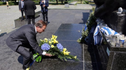 Premier Szwecji Stefan Loefven składa kwiaty przed Pomnikiem Bohaterów Getta w Warszawie. Fot. PAP/T. Gzell