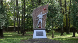 Pomnik Wdzięczności Armii Czerwonej w Dubiczach Cerkiewnych postawiony w 1985 roku. Fot. PAP/W. Pacewicz