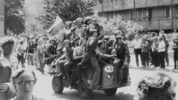 Radomski Czerwiec 1976 - grupa młodych ludzi jadących akumulatorowym wózkiem z narodową flagą przed gmach KW PZPR. 25.06.1976. Fot. PAP/CAF/Reprodukcja