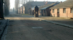 Plac apelowy na terenie b. niemieckiego nazistowskiego obozu koncentracyjnego i zagłady Auschwitz. Fot. PAP/J. Bednarczyk