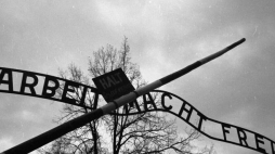 Brama b. niemieckiego obozu koncentracyjnego Auschwitz. Fot. PAP/M. Billewicz
