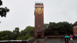 Odrestaurowany, zabytkowy zegar zdobiący wieżę schroniska im. Pawła Beneke na gdańskiej Biskupiej Górce. Fot. PAP/A. Warżawa 