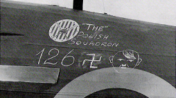 Napis na samolocie Hurricane - "126 Adolfów" zestrzelonych przez Dywizjon 303 w bitwie o Anglię. Źródło: Wikimedia Commons