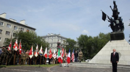 Minister obrony narodowej Antoni Macierewicz podczas uroczystego apelu w trakcie uroczystości stulecia Błękitnej Armii przy Pomniku Czynu Zbrojnego Polonii Amerykańskiej w Warszawie. Fot. PAP/T. Gzell 