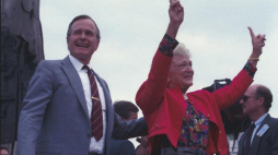 George H.W. Bush wraz z żoną Barbarą podczas spotkania z Polakami przed Pomnikiem Poległych Stoczniowców 1970. Gdańsk, 11.07.1989. Fot. PAP/I. Sobieszczuk