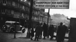 Ulica Chłodna róg Żelaznej, początek wytyczania granic terenu getta, 1940 r. Fot. PAP/CAF
