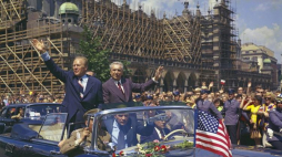 Wizyta prezydenta USA Ameryki Północnej Geralda R. Forda w dn. 28-29 lipca 1975 r. Nz. limuzyna z Geraldem R. Fordem jr. (L) i I sekretarzem KC PZPR Edwardem Gierkiem na Rynku Głównym w Krakowie. Fot. PAP/J. Morek