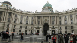 Wiedeński pałac władców Austrii Hofburg, widziany od strony Placu św. Michała. Fot. PAP/G. Michałowski