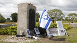 Pomnik poświęcony ofiarom mordu w Jedwabnem. Fot. PAP/A. Reszko