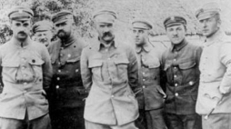 Grupa oficerów sztabu I Brygady Legionów w Karasinie. Józef Piłsudski w środku. Fot. CAW