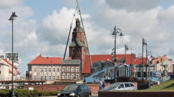 3.07 br. rozpoczął się demontaż kopuły wieży kościoła Katedralnego w Gorzowie Wielkopolskim. Fot. PAP/L. Muszyński