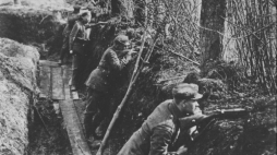 Legioniści w okopach na pozycjach strzeleckich na froncie wschodnim nad Styrem - pozycje pod Kostiuchnówką. Fot. NAC