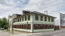 Najcenniejszy z wyremontowanych budynków – drewniany dom z 1895 r. Fot. PAP/G. Michałowski 