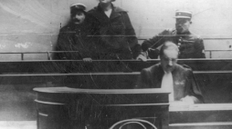 Mata Hari zeznająca przed sądem. Fot. NAC