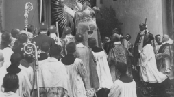 Moment koronacji obrazu Matki Bożej Ostrobramskiej w Wilnie przez kard. Aleksandra Kakowskiego. 02.07.1927. Fot. NAC