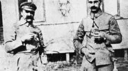 Józef Piłsudski (L) i gen. Kazimierz Sosnkowski (P). Fot. PAP/CAF