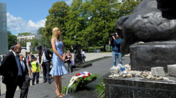 Córka prezydenta Stanów Zjednoczonych Ivanka Trump (C) złożyła kwiaty przy pomniku Bohaterów Getta przed wejściem do Muzeum Historii Żydów Polskich Polin w Warszawie. Fot. PAP/P. Piątkowski