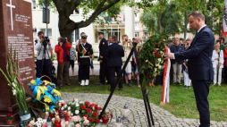 Prezydent Andrzej Duda składa kwiaty przed gdańskim Pomnikiem Pamięci Ofiar Eksterminacji Ludności Polskiej na Wołyniu. Fot. PAP/A. Warżawa