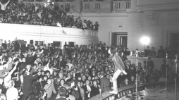 Zespół "The Rolling Stones" podczas koncertu w warszawskiej Sali Kongresowej. 1967 r. Fot. PAP/CAF/C. Langda