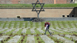 Cmentarz na terenie b. niemieckiego obozu koncentracyjnego w Theresienstadt. Fot. PAP/EPA