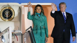 Prezydent Stanów Zjednoczonych Donald Trump z żoną Melanią Trump wychodzi z samolotu Air Force One na lotnisku w Warszawie. Fot. PAP/P. Supernak